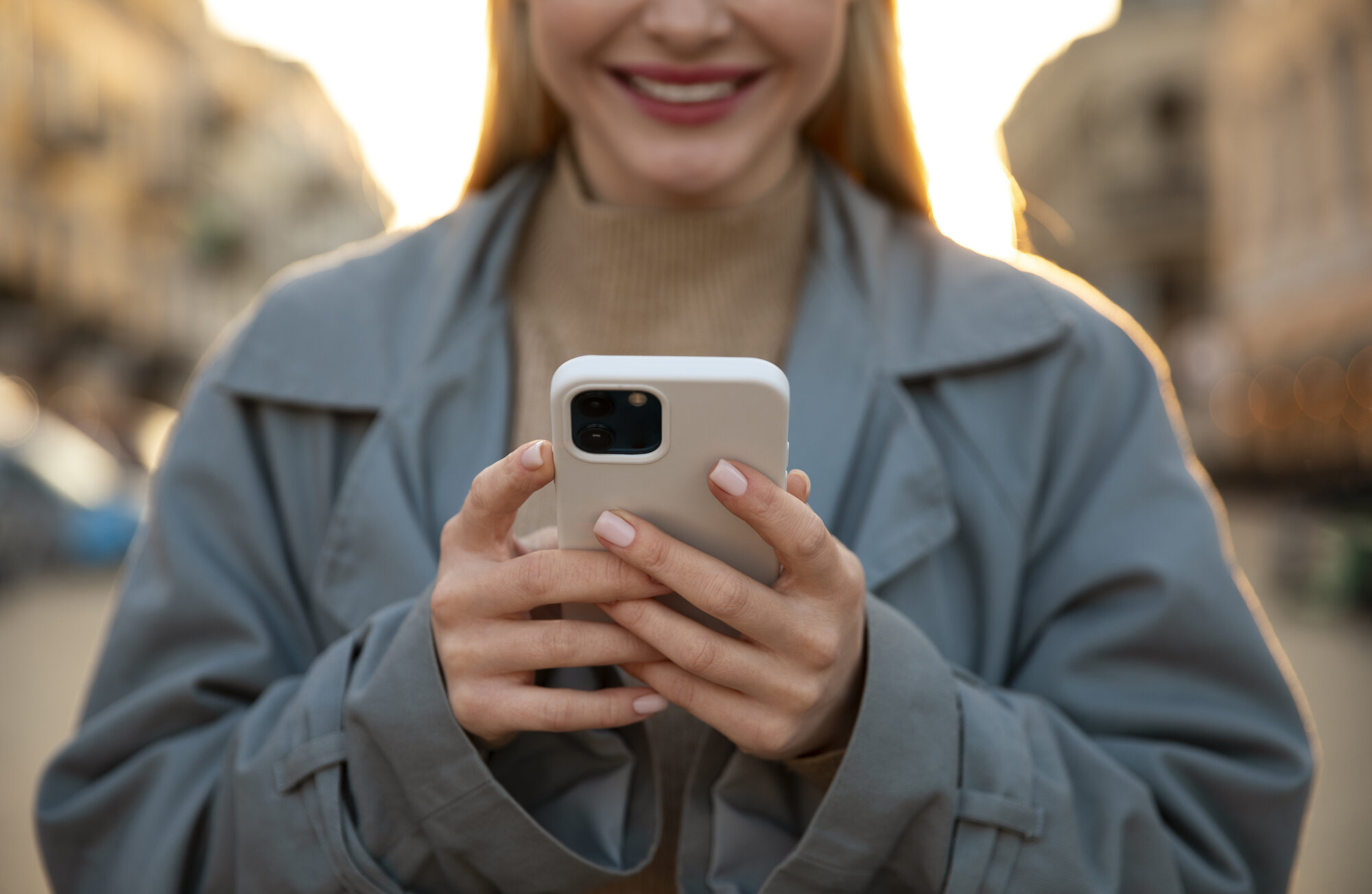 close-up-smiley-woman-holding-phone close-up-smiley-woman-holding-phone